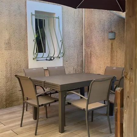 Petite Maison De *