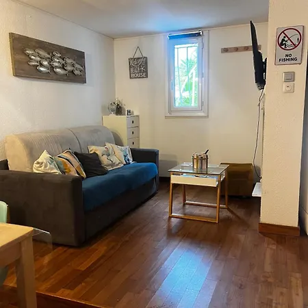Petite Maison De *